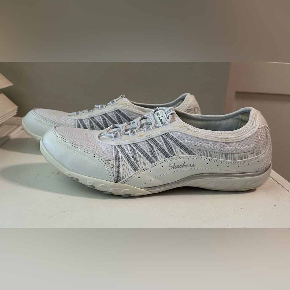 Skechers Slip on Shoes Womens Size 8.5 Relaxed Fit Comfort Walking White